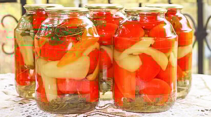Мариновані помідори з болгарським перцем